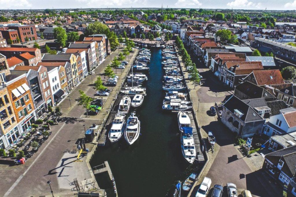 The cozy harbor of Oud-Beijerland. Close to your luxury vacation home in South-Holland.