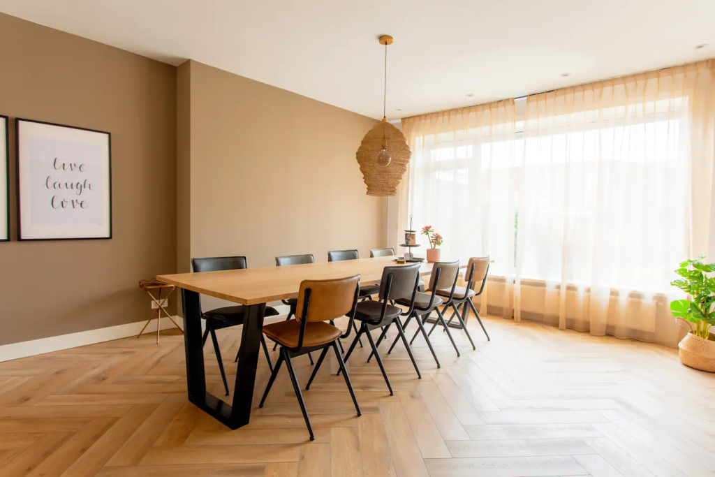 Also in this holiday home on the waterfront: part of the spacious living room with 8-seater dining table.