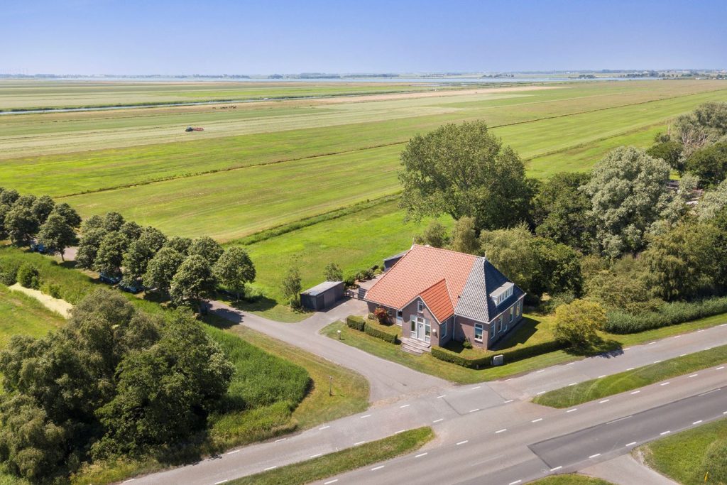 The ideal location, peaceful and private but still close to what is important during a group accommodation in Friesland!