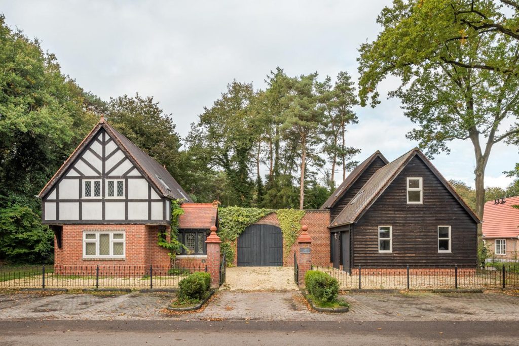 The front view of the characterful vacation home near Zuidwolde.