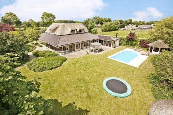 Een birds-eye view van dit prachtige vakantiehuis voor 12 personen met zwembad in Noord-holland