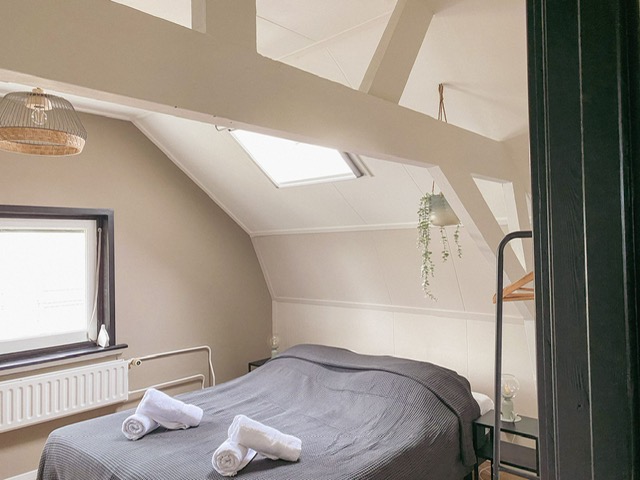 
Een van de slaapkamers van de vakantiewoning in Zeeland, prachtig opgemaakt en met een mooi dakraam wat zorgt voor mooi natuurlijk licht om mee wakker te worden!