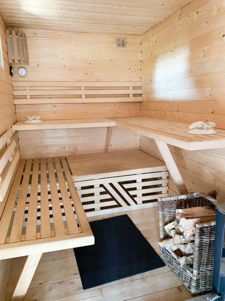 Een kijkje in de heerlijke houtgestookte sauna. Deze is te vinden in Overijssel!