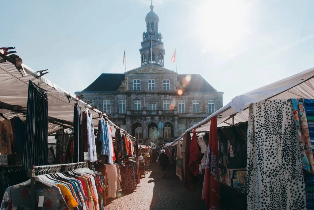 Ons vakantieappartement in het hart van Maastricht: De prachtige markt op het marktplein © Eighty8things